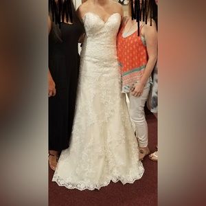 Wedding gown. Size 12. Never worn. In color white